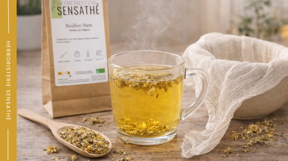 Préparation d’une tisane de bouillon blanc expectorante avec filtrage pour apaiser la toux grasse naturellement - Herboristerie Sensathé Préparation d’une tisane de bouillon blanc expectorante avec filtrage pour apaiser la toux grasse naturellement - Herboristerie Sensathé